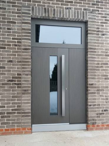 Входная группа со стеклом и бугельными ручками